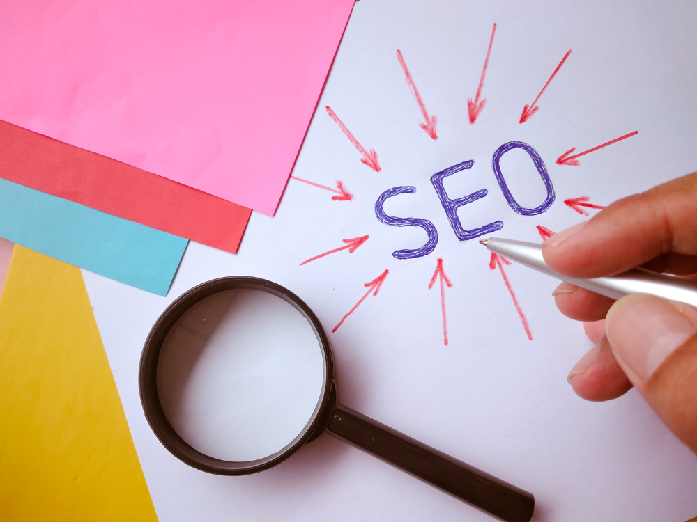 SEO uyumlu web tasarımı, sadece estetik açıdan güzel değil aynı zamanda teknik olarak da güçlü bir altyapı sunar